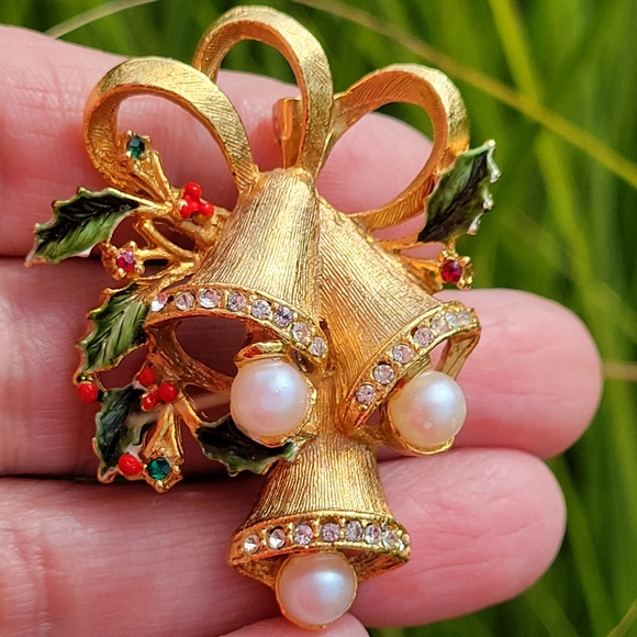 Vintage Christmas Bell Brooch ~ Unsigned ~ 1960s? ~ Rhinestone Embellished - Picture 9 of 16